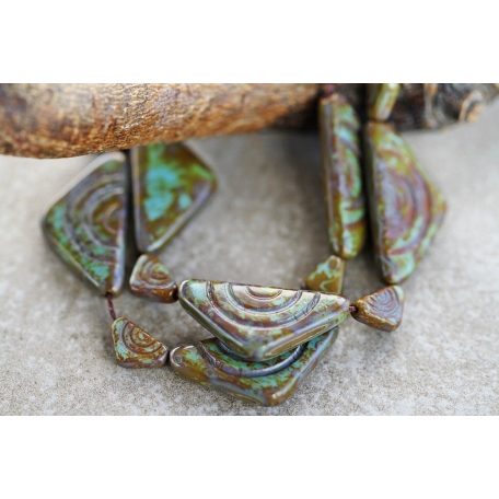 Cseh üveggyöngy - Háromszög íves mintával - 12x10 mm - kicsi