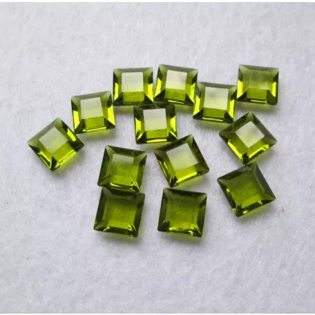 Swarovski kristály négyzet alakú kő - 8 mm - olivine - UF